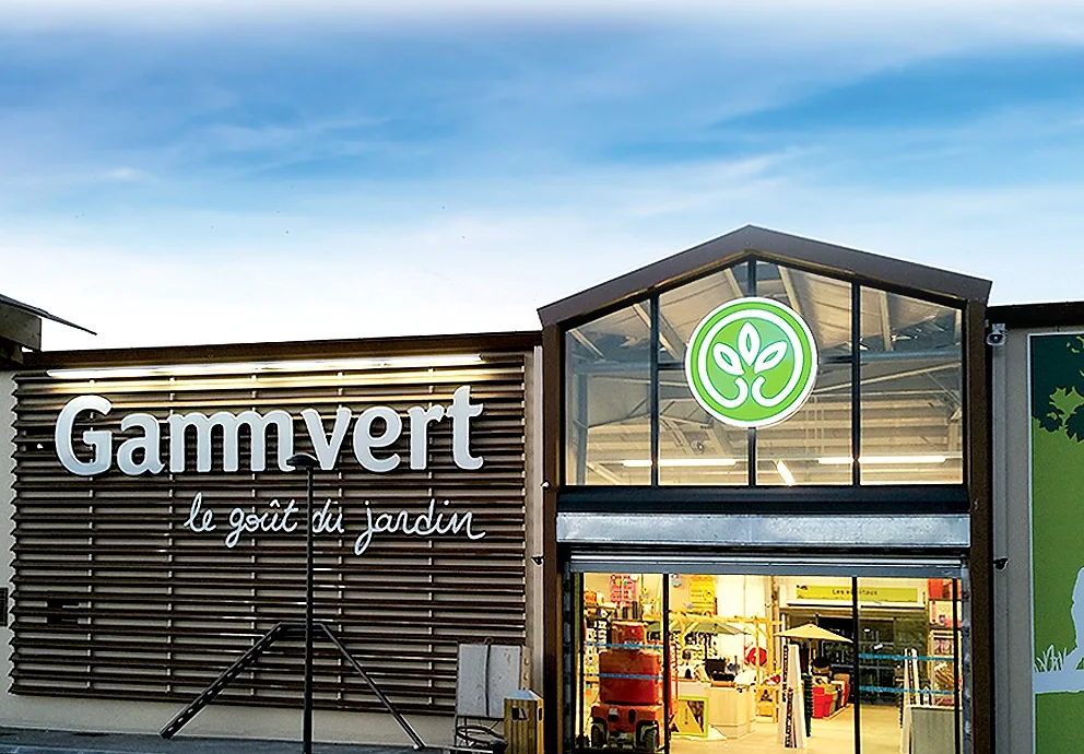 L'enseigne Gammvert en lettres découpées sur un bardage bois