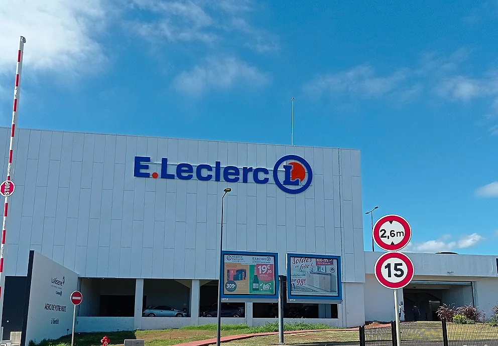 L'enseigne E.Leclerc sur la façade d'un magasin