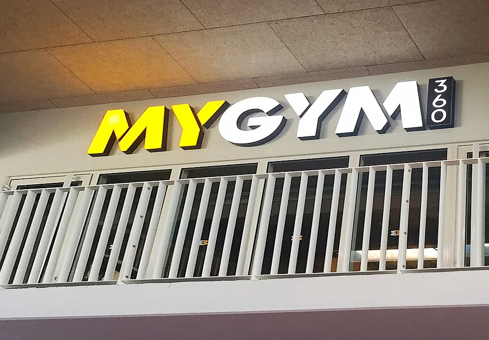 Les lettres lumineuses jaunes et blanches de MyGym 360
