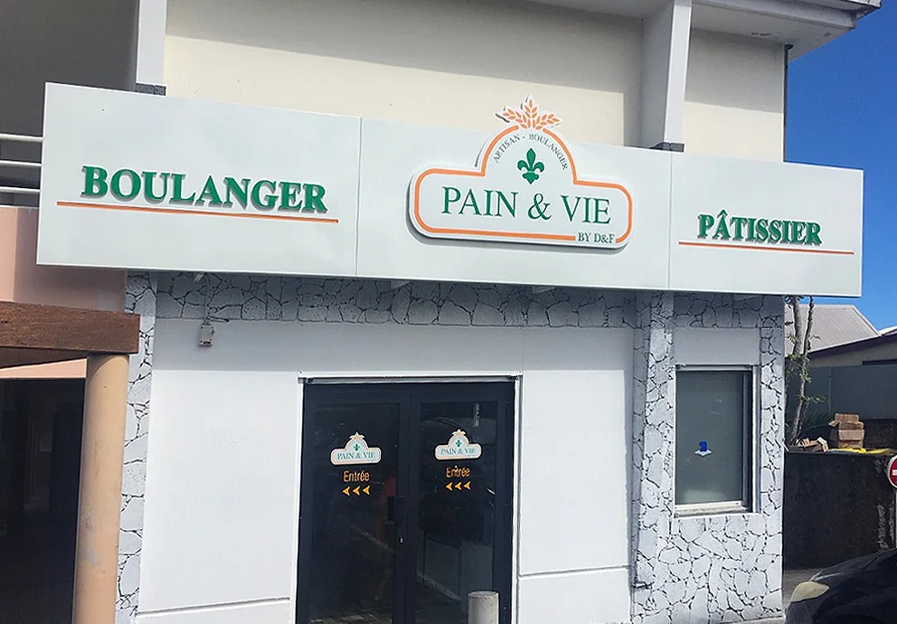 L'enseigne Boulanger Pain &amp; Vie Pâtissier sur une façade blanche