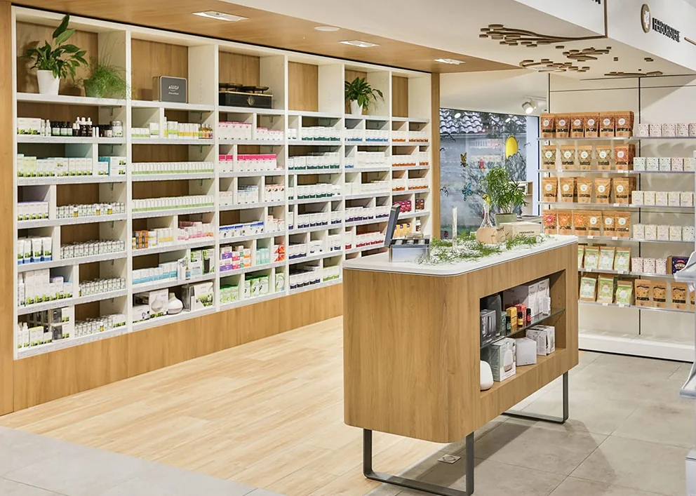 Des linéaires de parapharmacie en bois clair et un îlot central