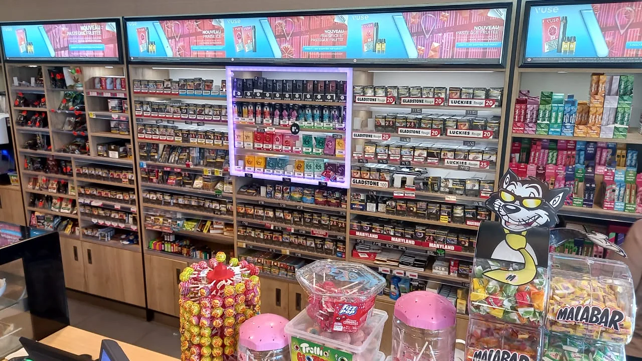 Les linéaires sur mesure d'un bureau de tabac
